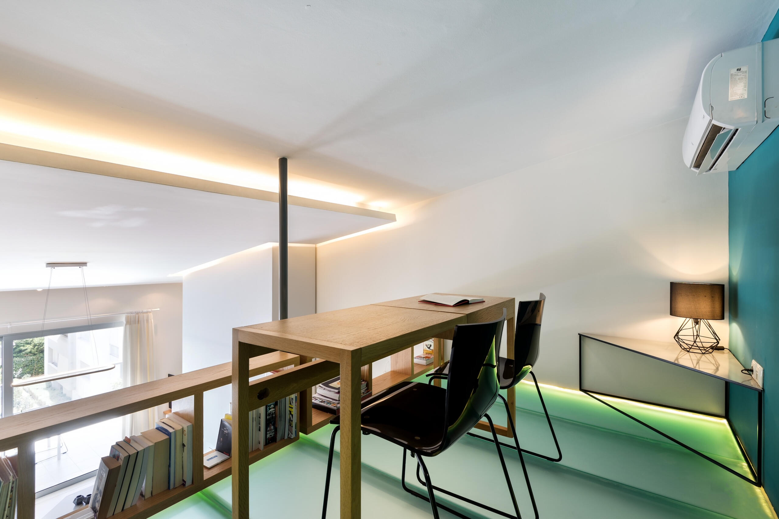 Σύγχρονο γραφειακό loft με ανοιχτή διάταξη και θέα προς τον χώρο του καθιστικού. Modern office loft with open layout and view toward the living area.