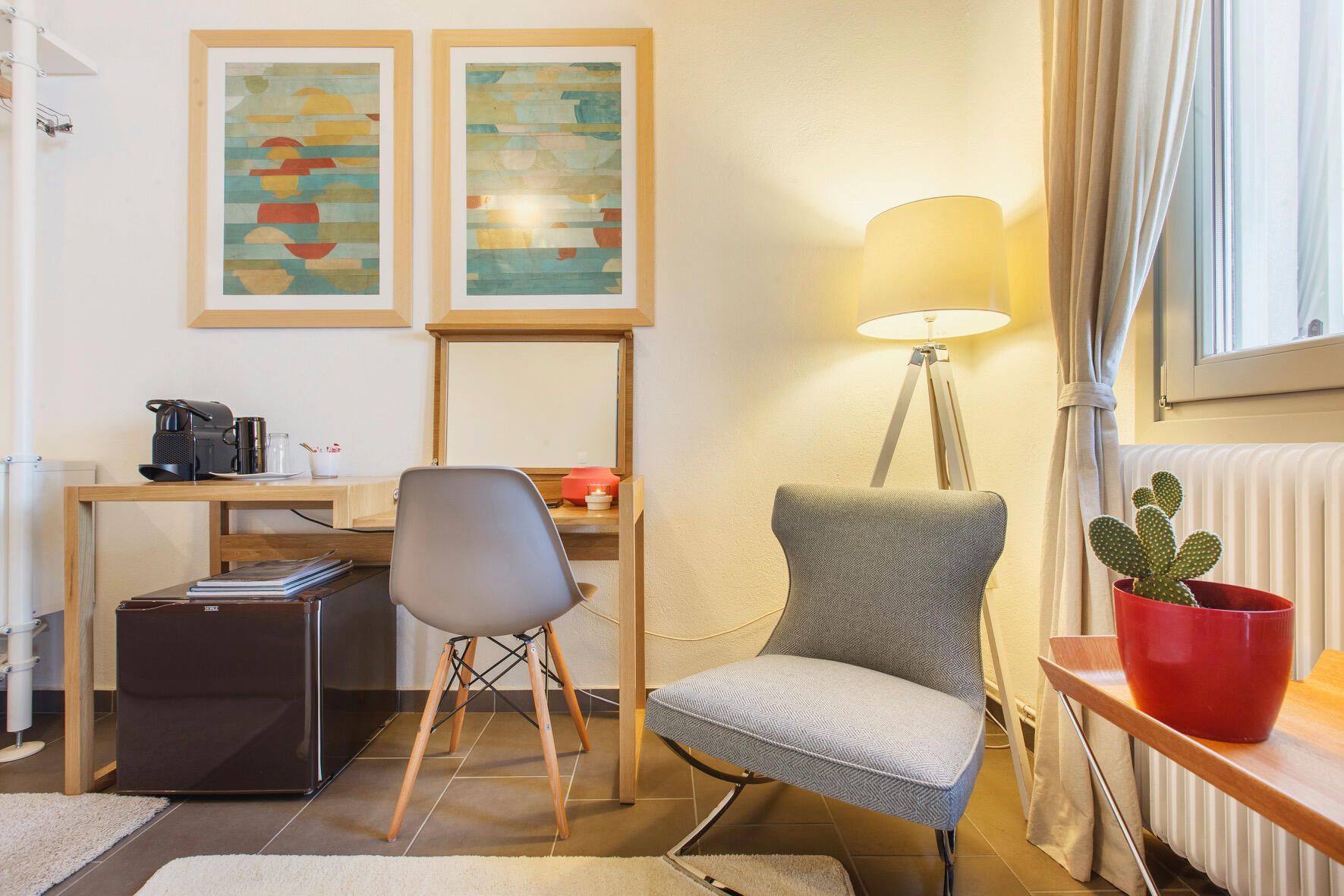 Γωνιά χαλάρωσης εντός δωματίου ξενοδοχείου με minimal αισθητική και γαλήνια ατμόσφαιρα. Relaxation corner within a hotel room, featuring minimal design and a serene atmosphere.