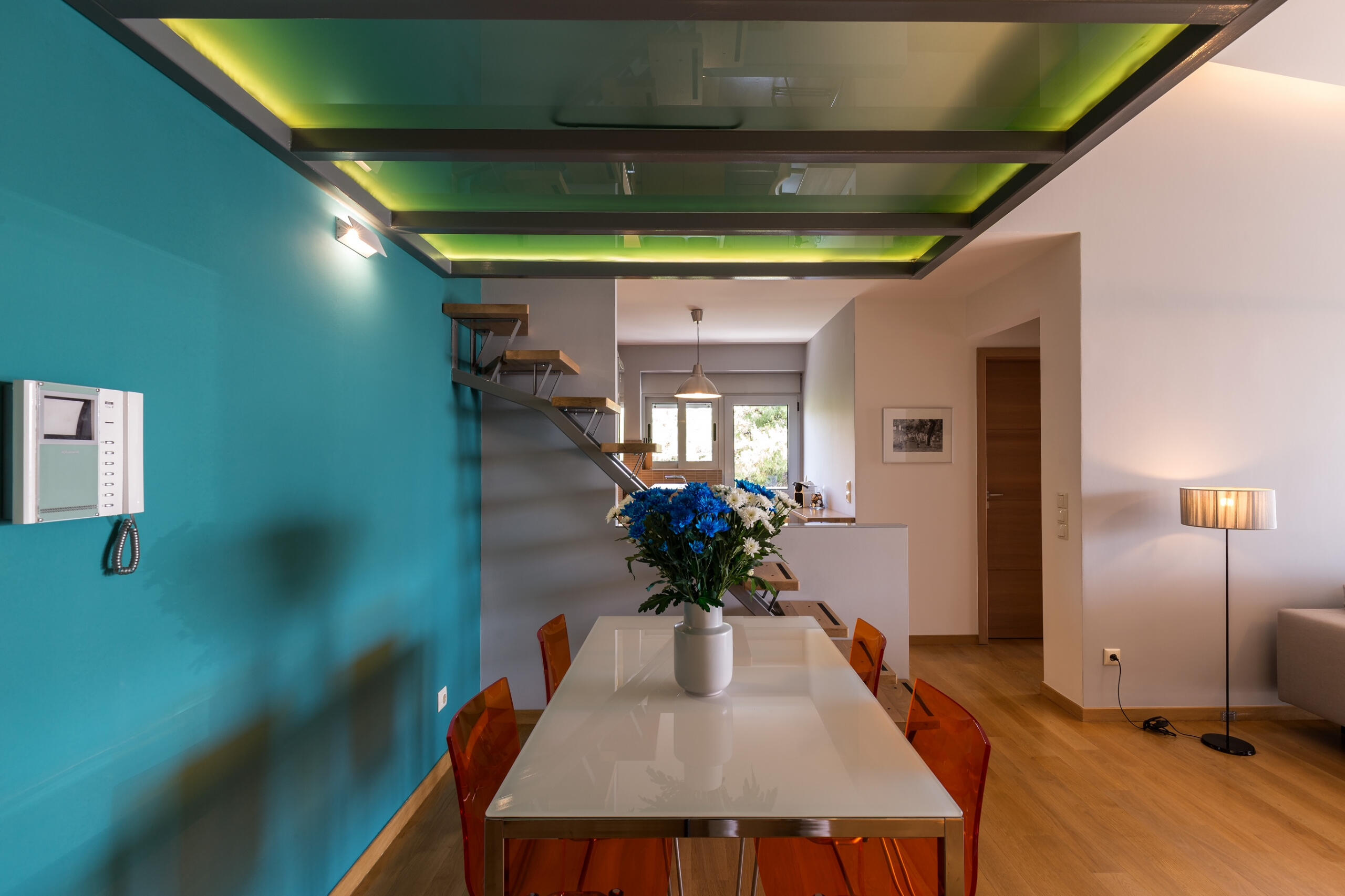 Τραπεζαρία εντός ανοιχτού ενιαίου χώρου σαλονιού, με μοντέρνα διαρρύθμιση. Dining area within an open-plan living space, featuring modern design.