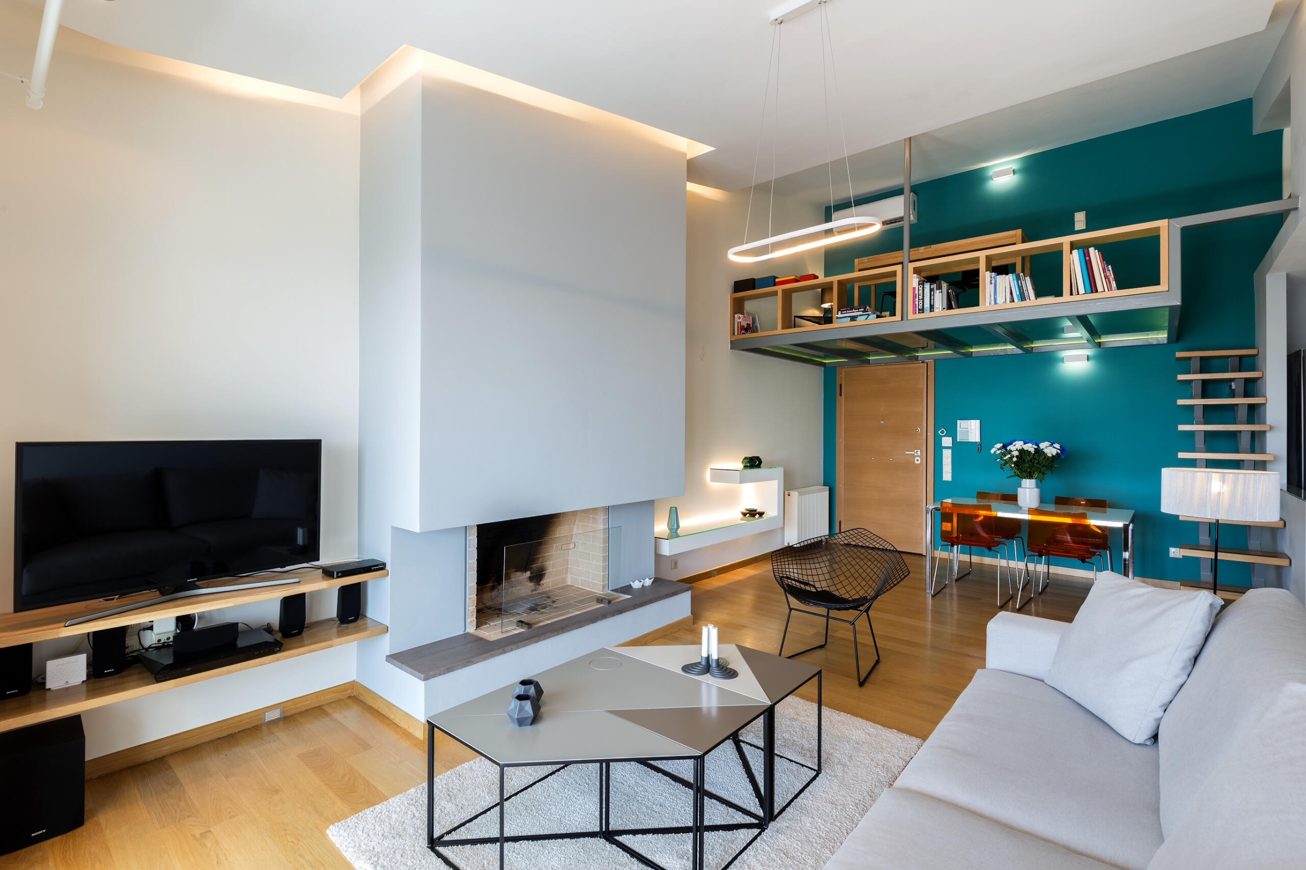 A luxury modern apartment. Ένα σύγχρονο διαμέρισμα στα Μελίσσια, όπου το φως διαχέεται σε επιφάνειες από ξύλο και η αρχιτεκτονικ Σύγχρονο διαμέρισμα στα Μελίσσια με φυσικό φως, ξύλινες λεπτομέρειες και ανοιχτή, οικεία αρχιτεκτονική. Contemporary apartment in Melissia featuring natural light, wooden surfaces, and an open, inviting architectural layout.