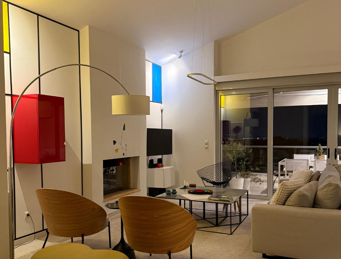 The Mondrian Retreat Μοντέρνο διαμέρισμα στην Αθήνα με τολμηρούς χρωματικούς τόνους, καθαρές γραμμές και ισορροπημένη γεωμετρία εμπνευσμένη από Mondrian. Modern apartment in Athens with bold color tones, clean lines, and balanced geometry inspired by Mondrian.